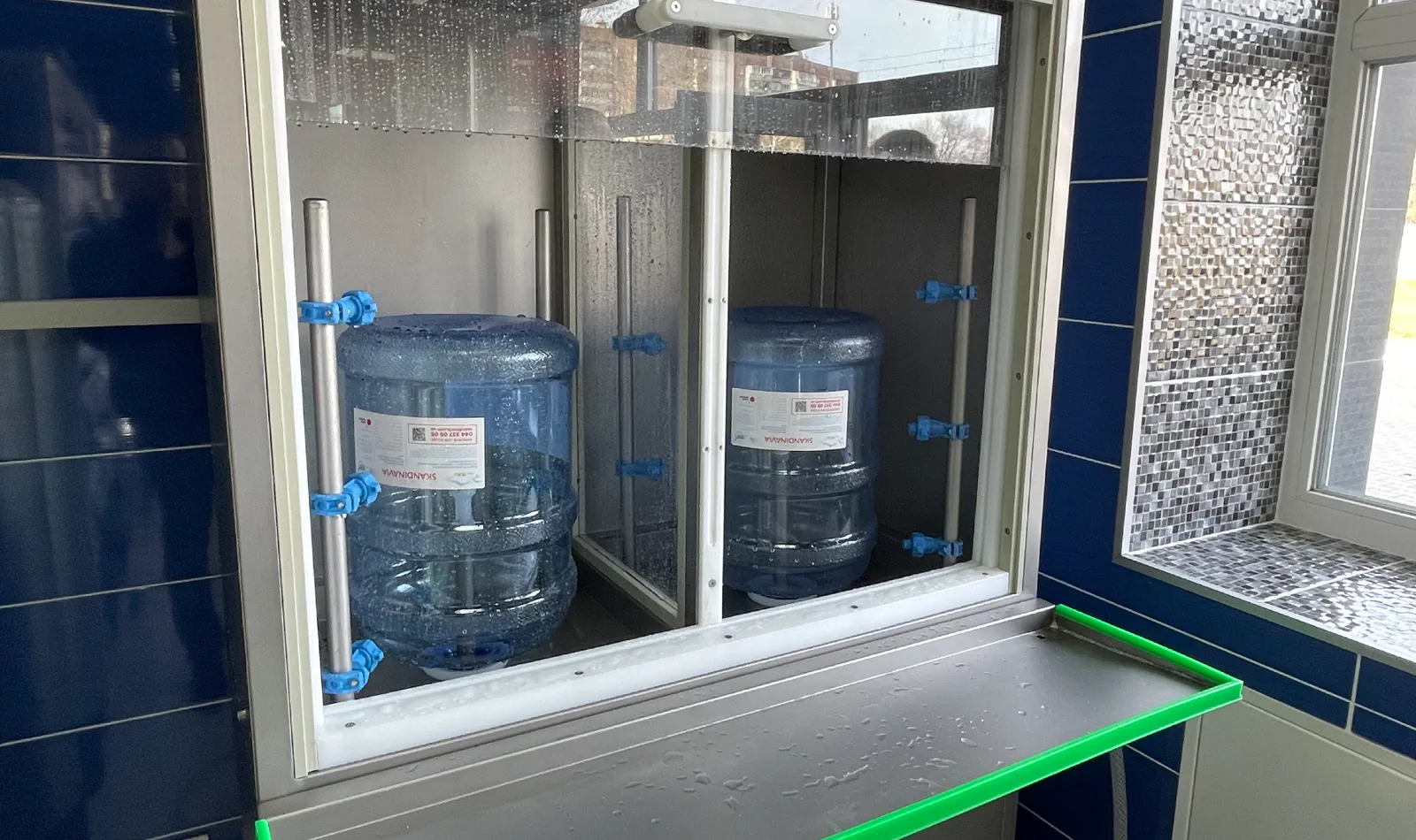 Процес миття бутлів в магазині
