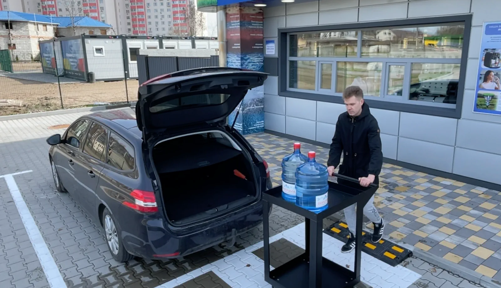Зручний під’їзд біля магазину
