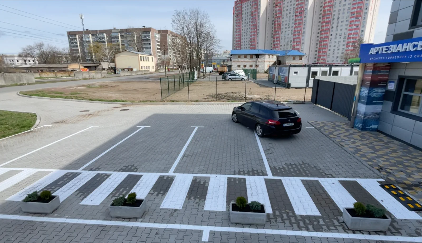 Паркувальні місця біля магазину